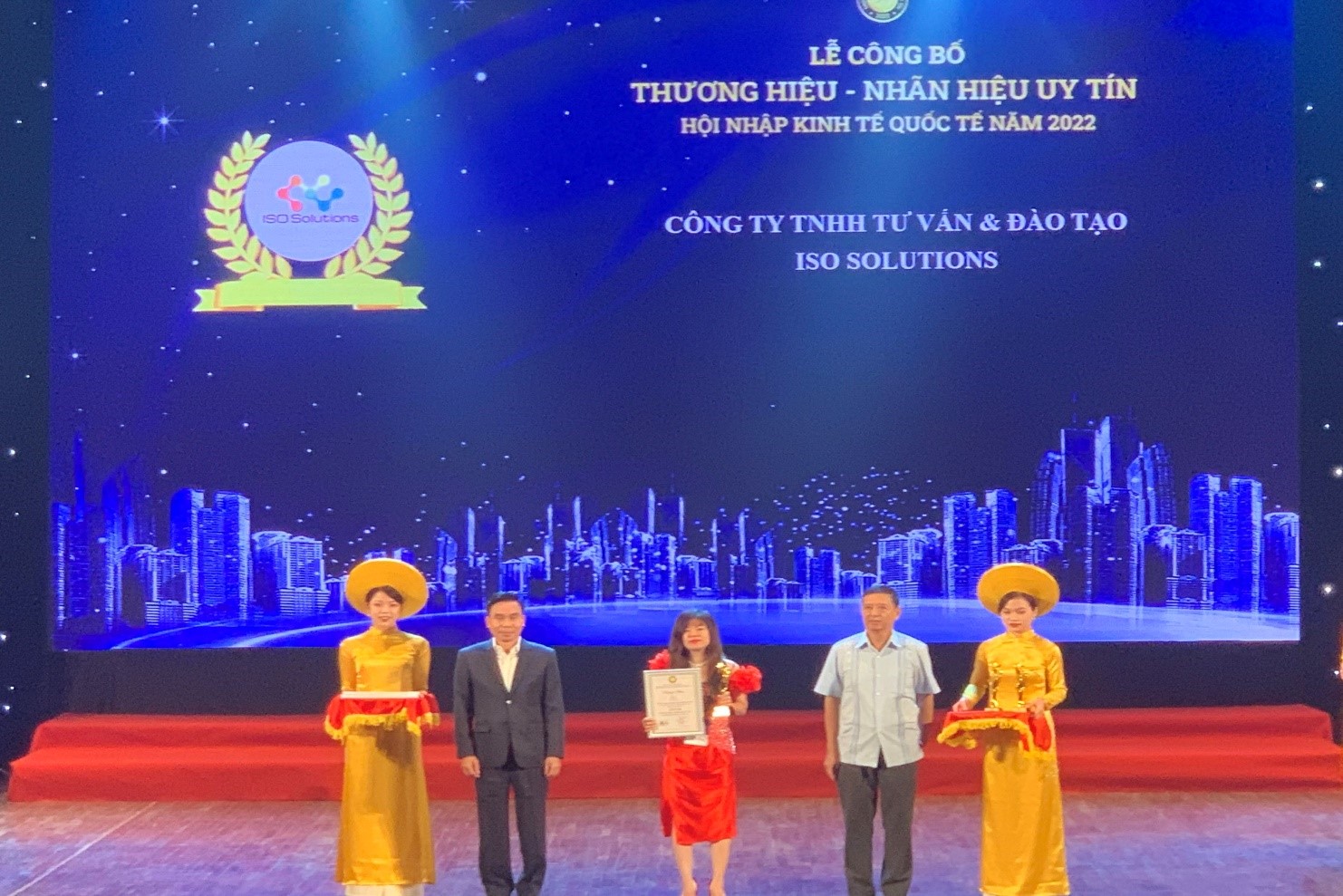Bà Trần Kim Thoa - Tổng giám đốc Công ty TNHH Tư Vấn và Đào tạo ISO Solutions được trao tặng giải thưởng